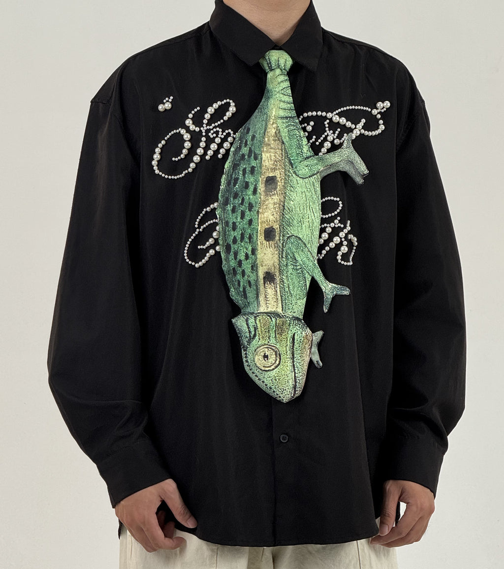 Unique chameleon-shaped novelty tie, a creative and artistic fashion accessory for standout outfits.